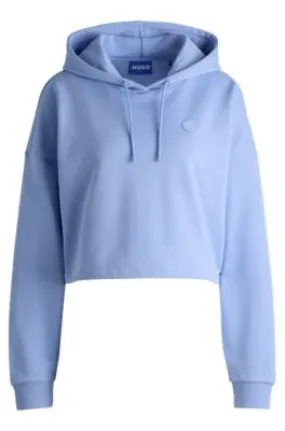 Sudadera recortada de felpa de rizo con capucha e insignia de logo Happy HUGO